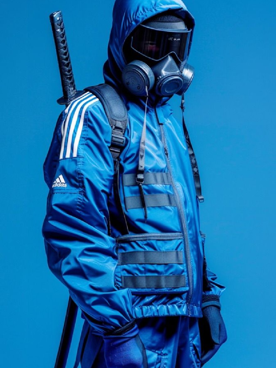 Русский промпт: Человек, носящий голубой спортивный костюм с капюшоном, газовой маской и несущий самурайский меч. Фон - твердый синий цвет. Человек расположен в центре изображения, лицом к зрителю. В туфле есть логотип Adidas, который выставлен на груди. Газовая маска покрывает все лицо. Самурайский меч прочно удерживается в правой руке человека. Общая эстетика минималистичная и футуристическая. | Original prompt: A person wearing a blue Adidas tracksuit with a hood, a gas mask, and carrying a samurai sword. The background is a solid blue color. The person is positioned in the center of the image, facing the viewer. The tracksuit has the Adidas logo prominently displayed on the chest. The gas mask covers the entire face. The samurai sword is held firmly in the person's right hand. The overall aesthetic is minimalistic and futuristic.