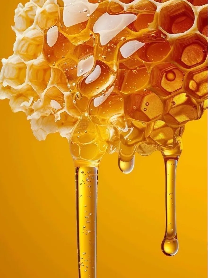 Русский промпт: Крупный план соты с медом, капающим с него на ярко-желтый фон. Сосы состоит из гексагональных клеток, каждая заполненная золотисто-оранжевой жидкостью. Жидкость блестят с каплями воды, создавая завораживающий эффект. Текстура соты и жидкости создает ощущение глубины и измерения. Общий эффект - это свежесть и сладость. | Original prompt: A close-up of a honeycomb with honey dripping from it onto a bright yellow background. The honeycomb is composed of hexagonal cells, each filled with a golden-orange liquid. The liquid is glistening with water droplets, creating a mesmerizing effect. The texture of the honeycomb and the liquid create a sense of depth and dimension. The overall effect is one of freshness and sweetness.