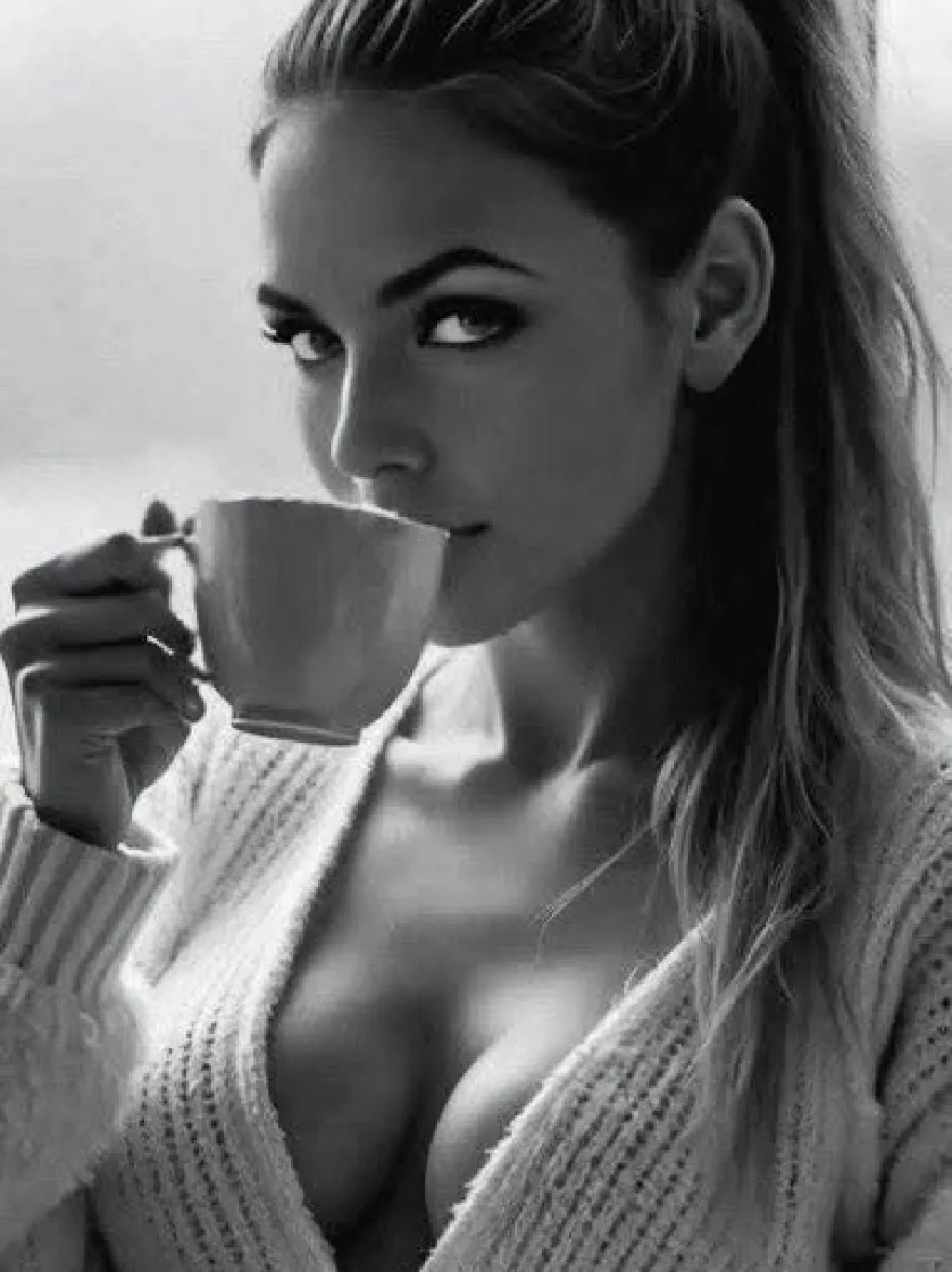 Русский промпт: Черно -белая фотография молодой женщины с длинными прямыми волосами, одетая в свободный вязаный кардиган, который показывает ее расщепление. Она держит белую чашку в правой руке, с легкой улыбкой на лице. Фон размыт, но кажется, что это яркий, солнечный день. У женщины есть честная кожа и смотрит прямо на камеру. Освещение мягкое и естественное, подчеркивая ее изгибы и текстуру ее кардигана. Общее настроение расслаблено и созерцательное. | Original prompt: A black and white photograph of a young woman with long, straight hair, wearing a loose, knitted cardigan that reveals her cleavage. She is holding a white teacup in her right hand, with a slight smile on her face. The background is blurred, but it appears to be a bright, sunny day. The woman has fair skin and is looking directly at the camera. The lighting is soft and natural, highlighting her curves and the texture of her cardigan. The overall mood is relaxed and contemplative.
