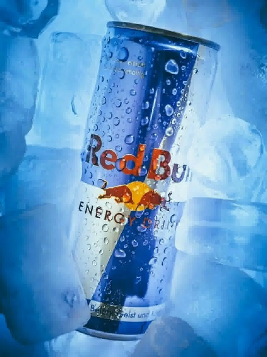 Русский промпт: Банна из Red Bull Energy Prick с каплями воды, расположенной на ложе из кубиков льда. Кан с синим цветом и имеет логотип Red Bull, а на нем написаны слова «энергетический напиток». Фон - твердый синий цвет, а кубики льда разбросаны по балке. Изображение имеет высококачественный, отредактированный вид с акцентом на банку и текстуру льда. | Original prompt: A can of Red Bull Energy Drink with water droplets on it, placed on a bed of ice cubes. The can is blue in color and has the Red Bull logo and the words "Energy Drink" written on it. The background is a solid blue color, and the ice cubes are scattered around the can. The image has a high-quality, edited look with a focus on the can and the texture of the ice.