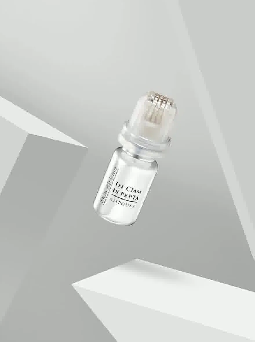 Русский промпт: Фото небольшой прозрачной стеклянной бутылки с белой крышкой, содержащей сыворотку, подвешенную в воздухе на геометрическом сером и белом фоне. У бутылки есть гладкий, современный дизайн с серебряной этикеткой, на которой говорится «пептидная ампула 1 -го класса». Бутылка расположена в центре изображения, с геометрическими формами, окружающими ее, создавая ощущение глубины и измерения. Освещение мягкое и равномерное, выделяя бутылку и ее содержимое. Общая эстетика минималистичная и минималистичная, с акцентом на продукт. | Original prompt: Photo of a small, clear glass bottle with a white cap, containing a serum, suspended in mid-air against a geometric grey and white background. The bottle has a sleek, modern design with a silver label that reads "1st Class 10 Peptide Ampoule". The bottle is positioned in the center of the image, with the geometric shapes surrounding it creating a sense of depth and dimension. The lighting is soft and even, highlighting the bottle and its contents. The overall aesthetic is minimalistic and minimalistic, with a focus on the product.