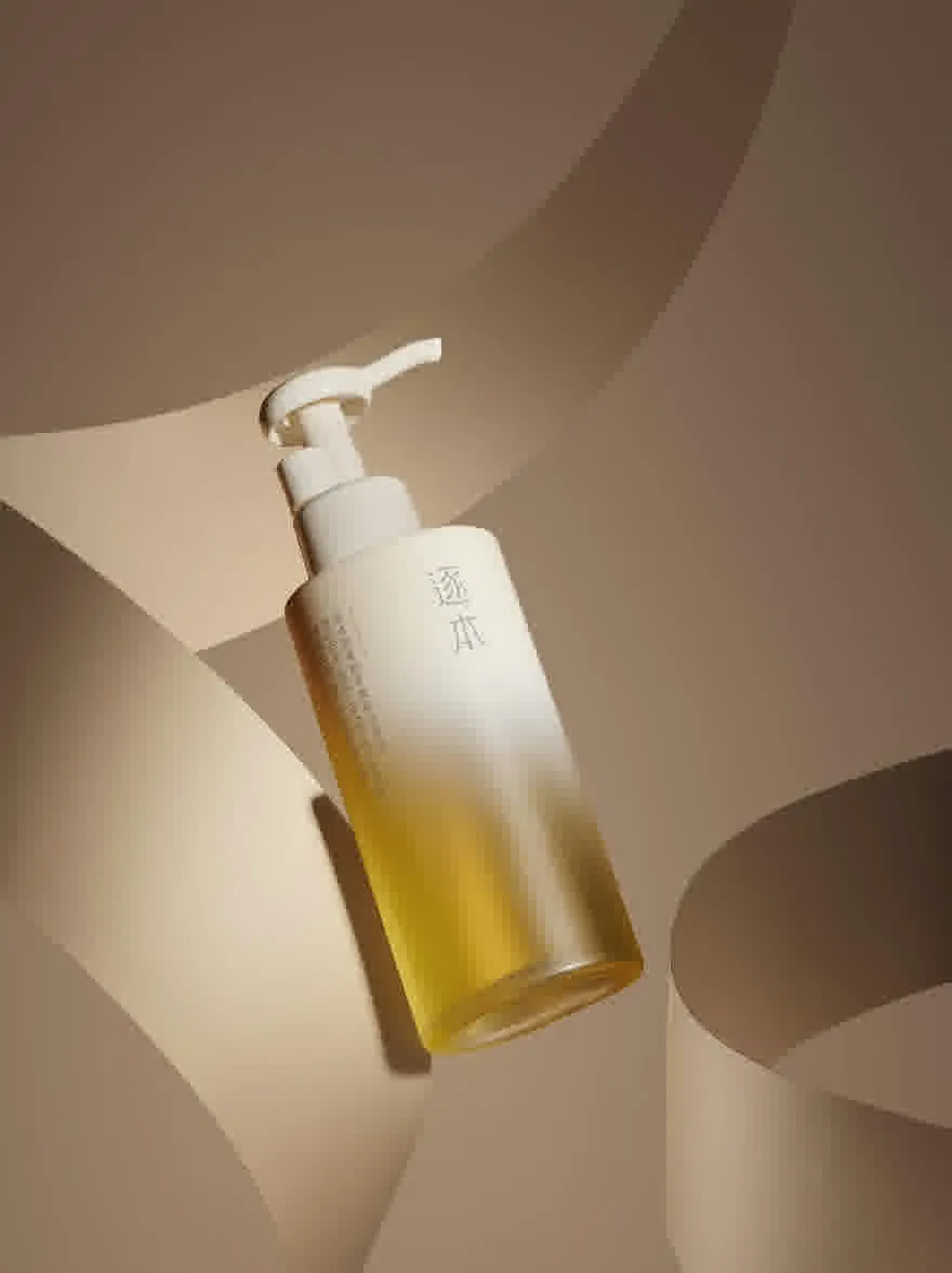 Русский промпт: Фотография белой пластиковой бутылки с дозатором насоса, расположенной на бежевом фоне с волнистыми линиями. Бутылка имеет белую крышку и желтую жидкость внутри. На передней части бутылки есть китайский персонаж, написанный в белом. Освещение мягкое и теплое, создавая нежное сияние на бутылке. Общая эстетика минималистичная и современная. | Original prompt: Photo of a white plastic bottle with a pump dispenser, placed on a beige background with wavy lines. The bottle has a white cap and a yellow liquid inside. On the front of the bottle, there is a Chinese character written in white. The lighting is soft and warm, creating a gentle glow on the bottle. The overall aesthetic is minimalistic and modern.