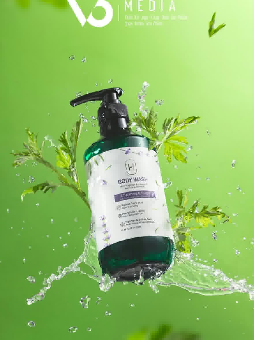 Русский промпт: Бутылка для мытья тела с насосным дозатором и этикеткой на нем, окруженная брызгиванием воды на ярком зеленом фоне. Бутылка зеленого цвета и имеет белую метку с фиолетовым текстом. На этикетке также есть логотип вверху со словом «СМИ», написанным смелым шрифтом. Фон - твердый, ярко -зеленый цвет. Изображение имеет чистый, минималистичный дизайн с акцентом на бутылку и его содержимое. | Original prompt: A bottle of body wash with a pump dispenser and a label on it, surrounded by water splashing on a vibrant green background. The bottle is green in color and has a white label with purple text. The label also has a logo at the top with the word "media" written in a bold font. The background is a solid, bright green color. The image has a clean, minimalistic design with a focus on the bottle and its contents.
