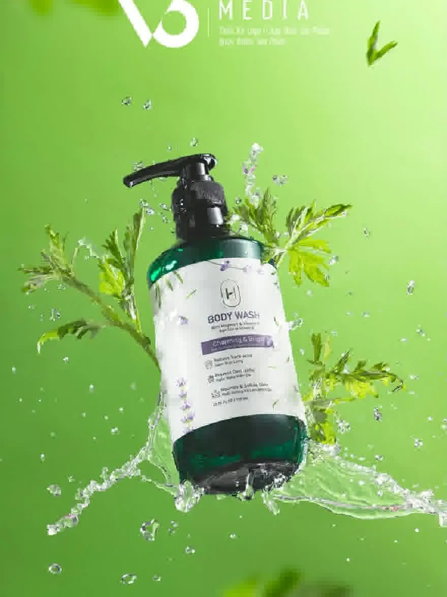 Русский промпт: Бутылка для мытья тела с насосным дозатором и этикеткой на нем, окруженная брызгиванием воды на ярком зеленом фоне. Бутылка зеленого цвета и имеет белую метку с фиолетовым текстом. На этикетке также есть логотип вверху со словом «СМИ», написанным смелым шрифтом. Фон - твердый, ярко -зеленый цвет. Изображение имеет чистый, минималистичный дизайн с акцентом на бутылку и его содержимое. | Original prompt: A bottle of body wash with a pump dispenser and a label on it, surrounded by water splashing on a vibrant green background. The bottle is green in color and has a white label with purple text. The label also has a logo at the top with the word "media" written in a bold font. The background is a solid, bright green color. The image has a clean, minimalistic design with a focus on the bottle and its contents.