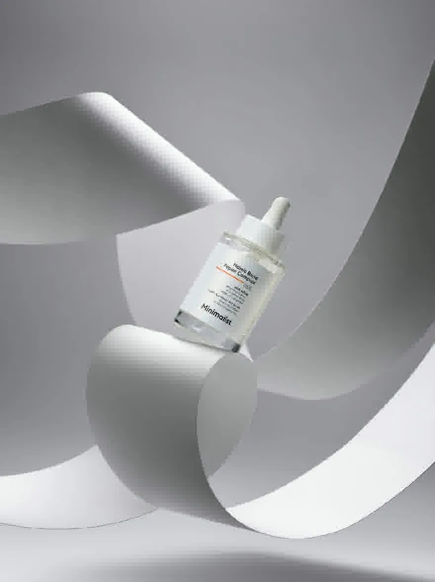 Русский промпт: Фото белой бутылки с дозатором насоса, сидящим на вершине рулона туалетной бумаги. Бутылка имеет белый лейбл с названием бренда «Минималистская», написанная жирным шрифтом. Фон - это простой, светло -серый градиент с волнистыми линиями, создавая ощущение движения. Ролл туалетной бумаги немного больше бутылки, а бутылка расположена в центре изображения. Освещение мягкое и естественное, выделяя бутылку и ее содержимое. Общая эстетика минималистичная и современная. | Original prompt: Photo of a white bottle with a pump dispenser sitting on top of a roll of toilet paper. The bottle has a white label with the brand name "Minimalist" written in bold black font. The background is a simple, light grey gradient with wavy lines, creating a sense of movement. The toilet paper roll is slightly larger than the bottle, and the bottle is positioned in the center of the image. The lighting is soft and natural, highlighting the bottle and its contents. The overall aesthetic is minimalistic and modern.