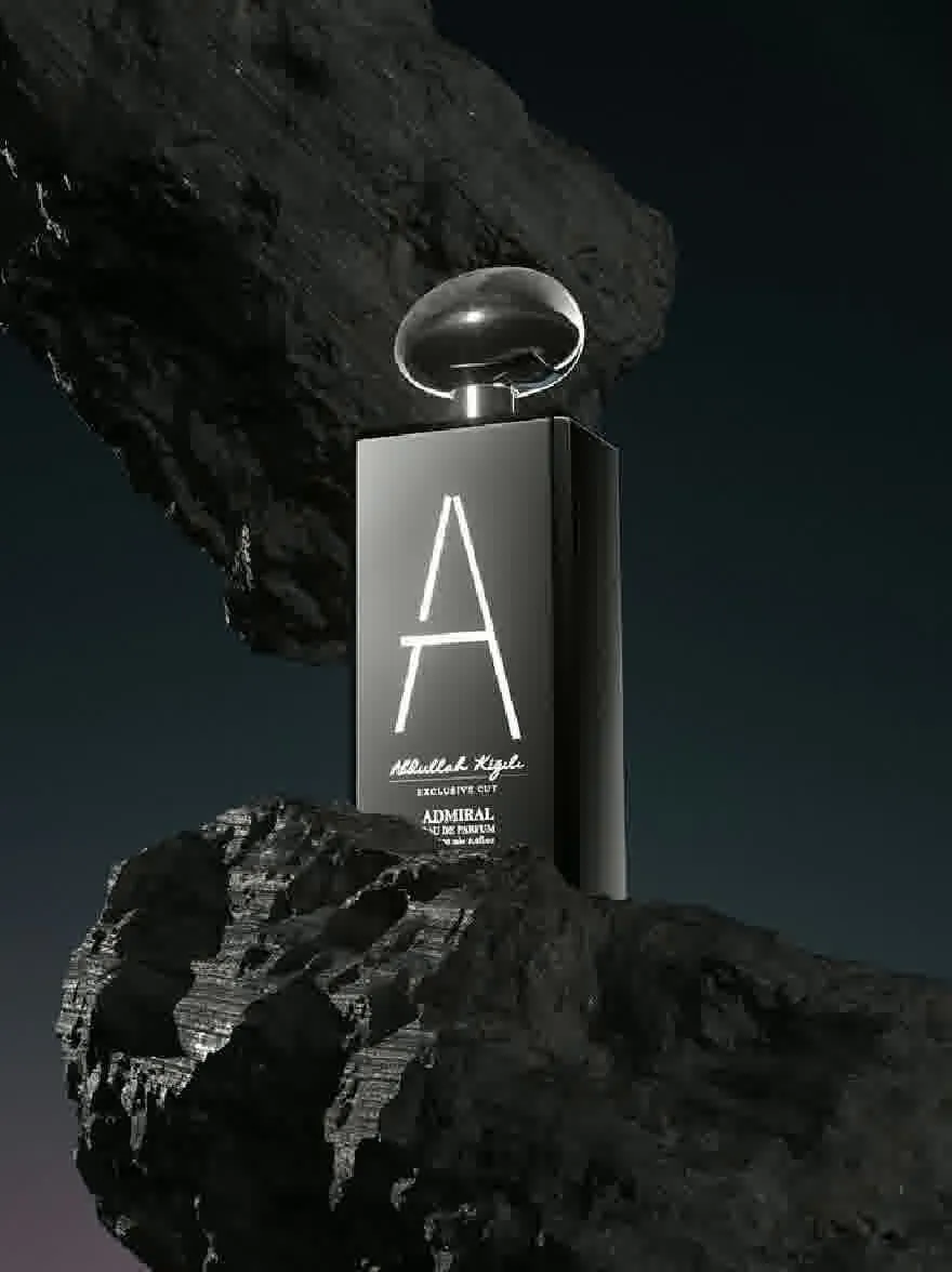 Русский промпт: Черно -белая фотография парфюмерной бутылки с гладкой, цилиндрической формой и серебряной крышкой. Бутылка расположена на каменистой поверхности, с темным звездным ночным небом на заднем плане. Этикетка на бутылке гласит «Адмирал» жирным шрифтом, белая надпись. Фотография имеет минималистское, художественное чувство. | Original prompt: A black and white photo of a perfume bottle with a sleek, cylindrical shape and a silver cap. The bottle is placed on a rocky surface, with a dark, starry night sky in the background. The label on the bottle reads "Admiral" in bold, white lettering. The photo has a minimalist, artistic feel.